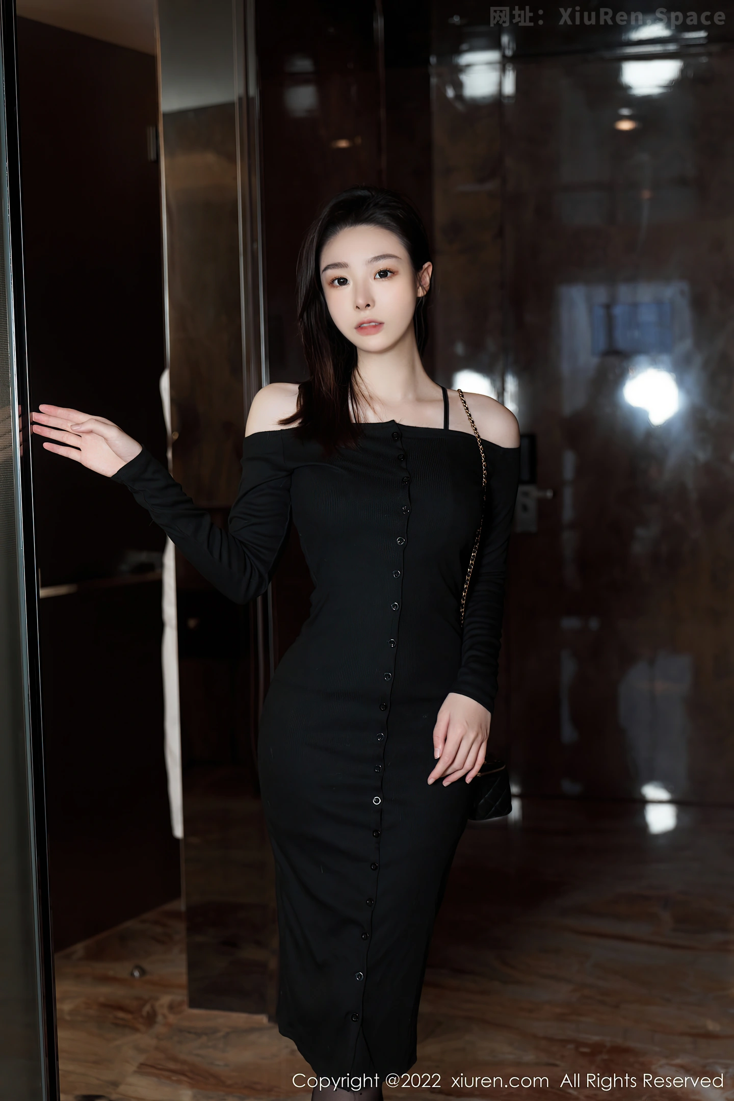 图片[2]-[XiuRen秀人网] VOL.5529 模特是小逗逗心愿旅拍脱黑色露肩连衣长裙露蕾丝内衣诱惑写真92P-秀人网官方网站